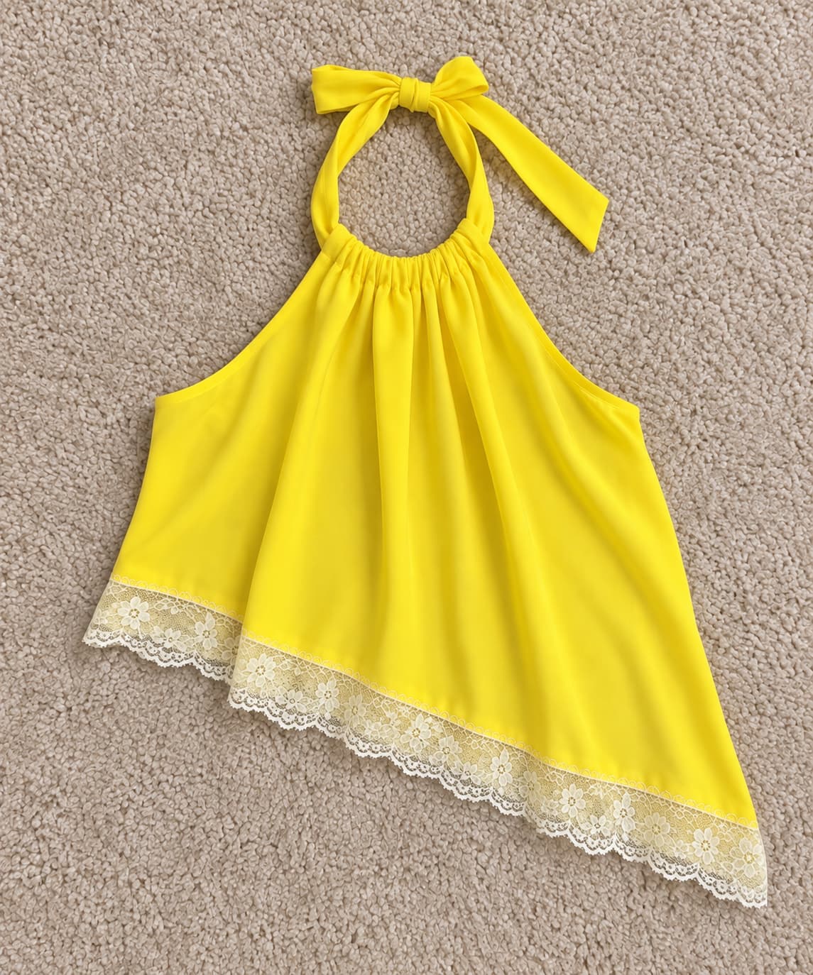 Blusa Halter Asimétrica con Encaje
