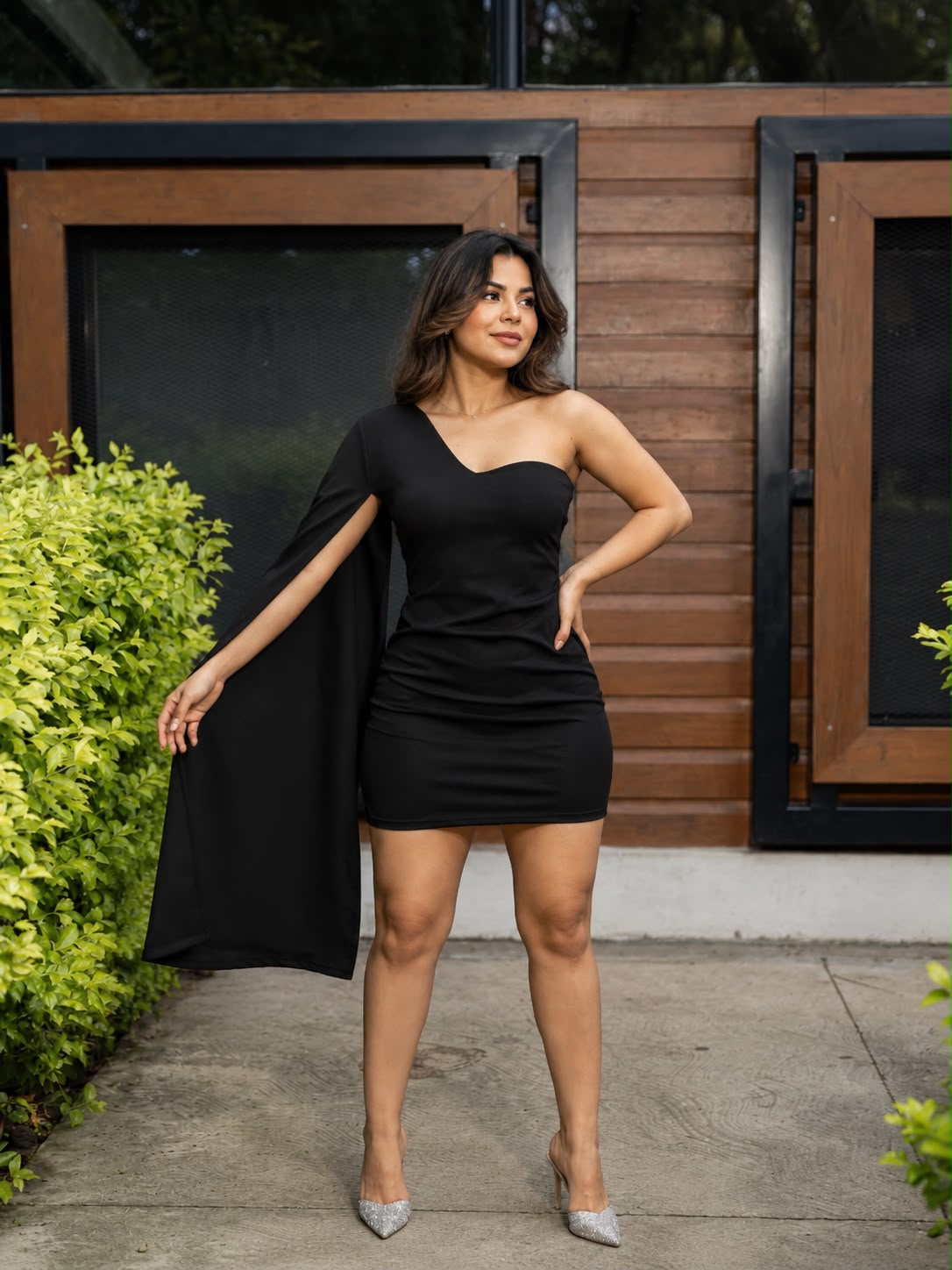 Vestido de Un Hombro con Ca<pa