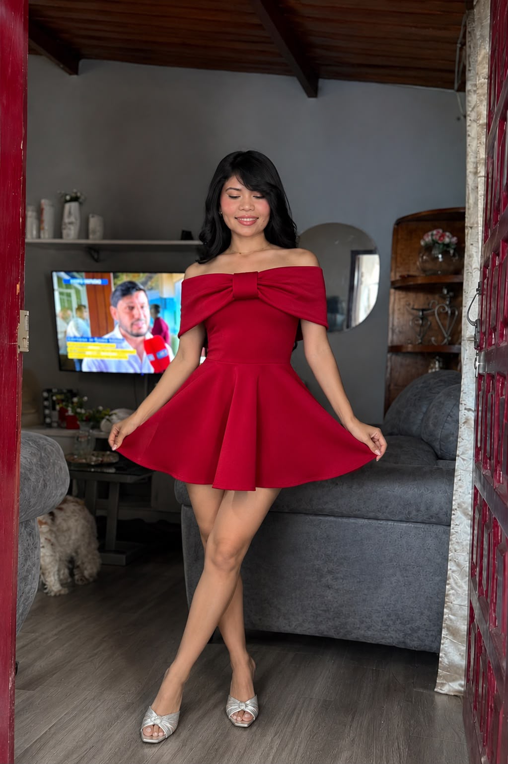 Vestido Corto Elegante con Escote Bardot y Lazo Frontal 2