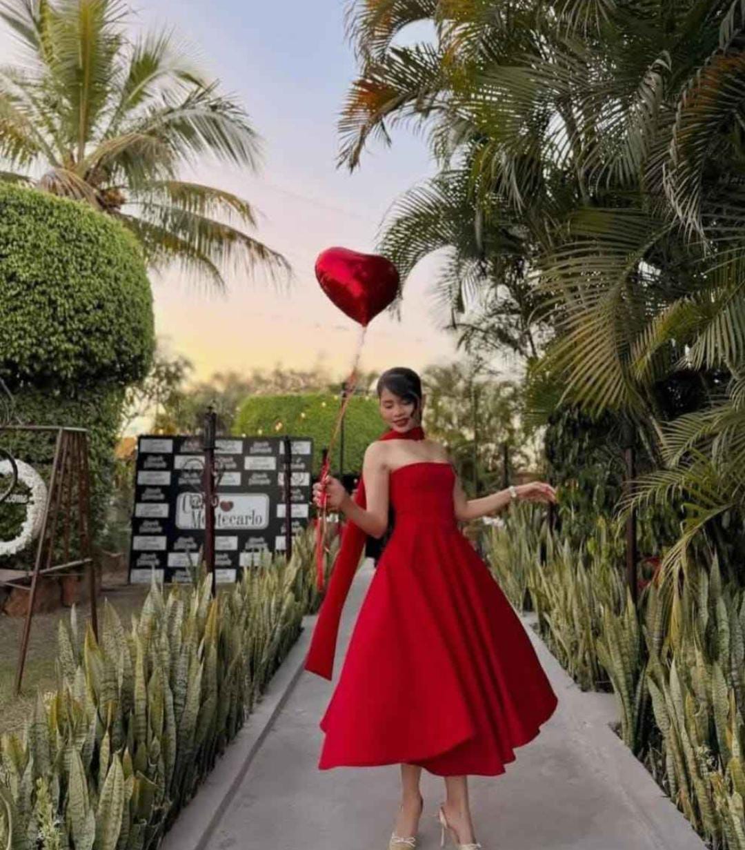 Vestido Midi Strapless con Pañuelo al Cuello 1