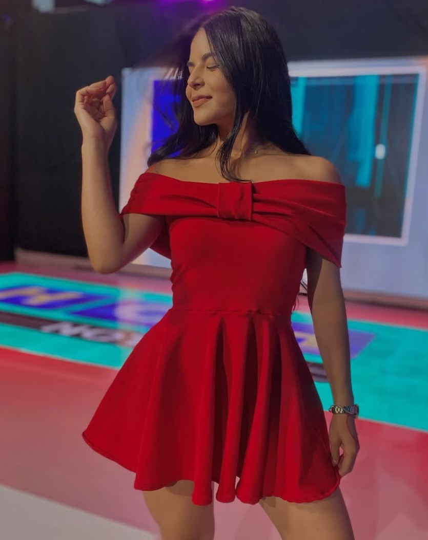 Vestido Corto Elegante con Escote Bardot y Lazo Frontal