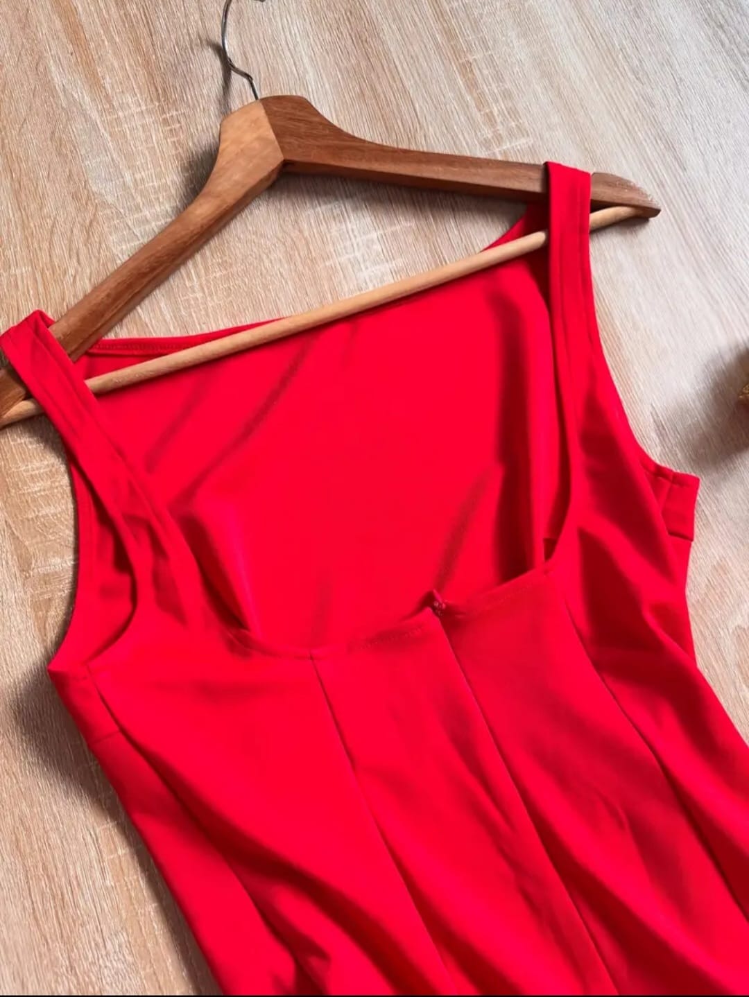 Vestido Elegance con Volantes Esculturales 2