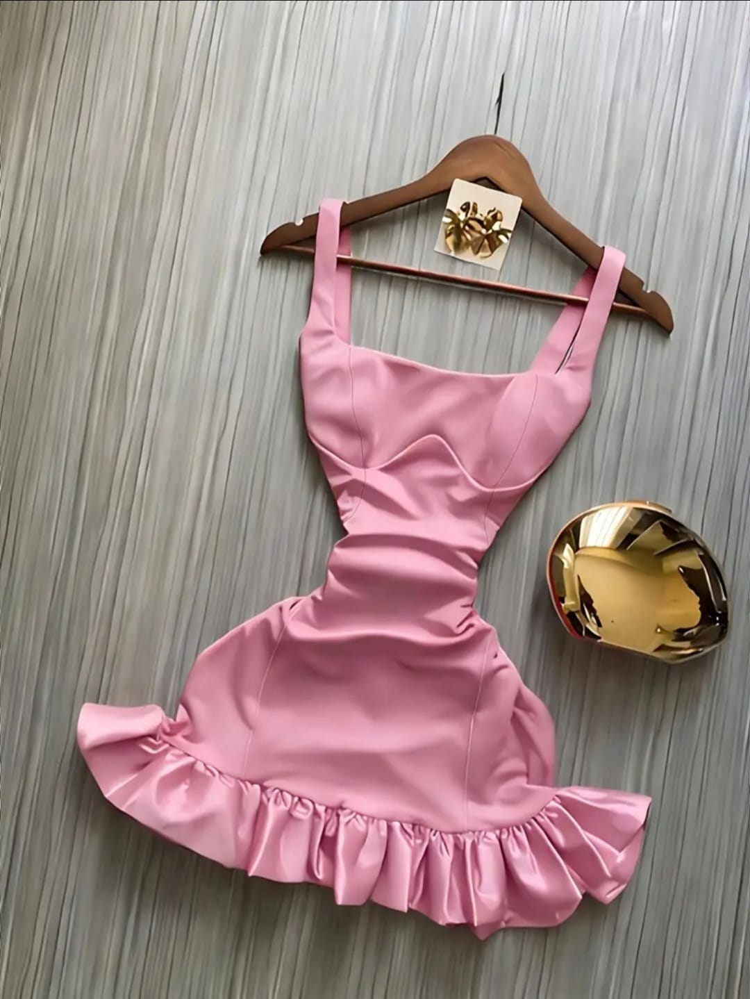 Vestido Satinado con Volante Elegante 1