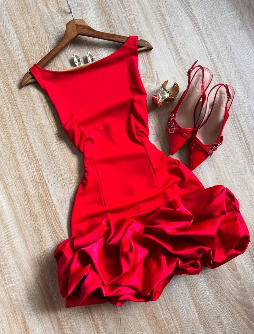 Vestido Elegance con Volantes Esculturales 1