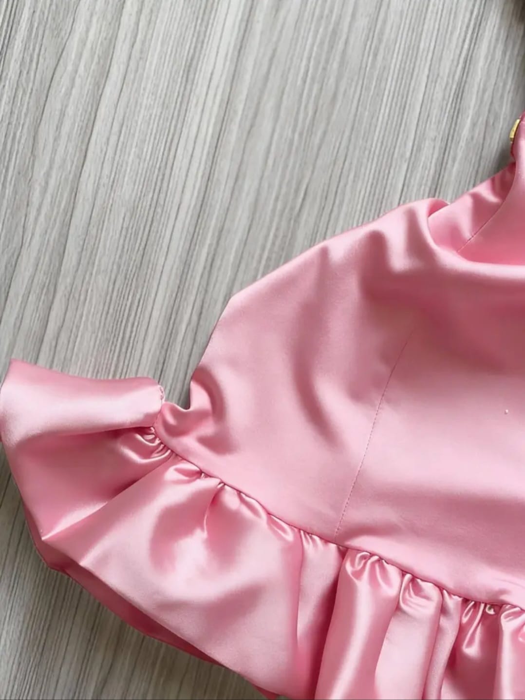 Vestido Satinado con Volante Elegante 2