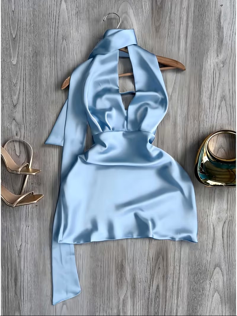 Vestido Satén Halter con Escote Cruzado 1